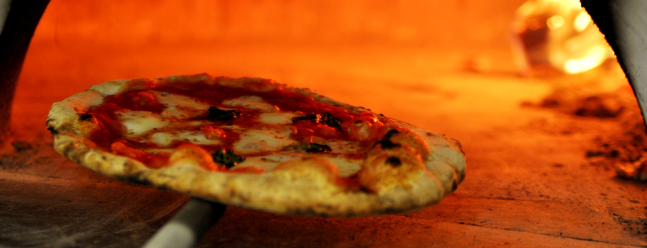 アクアチプレッソのピッツァは薪窯で焼き上げています